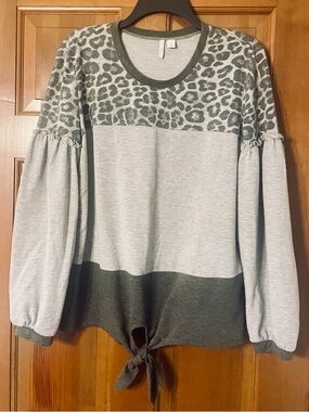 Cato Women’s Grey Leopard-Trim Long Sleeve Top Size Medium